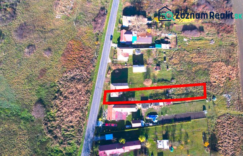 Radnovce – 660 m2 stavebný pozemok 20 minút od Rimavskej Soboty - Letecký pohľad na pozemok Radnovce s označenými hranicami na bývanie v okolitom priestore.