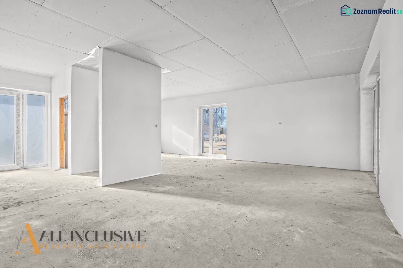 NA PREDAJ 4-IZBOVÝ RD - NOVOSTAVBA, DUNAJSKÁ STREDA  - Prázdny interiér v rodinnom dome s bielymi stenami a veľkými oknami.