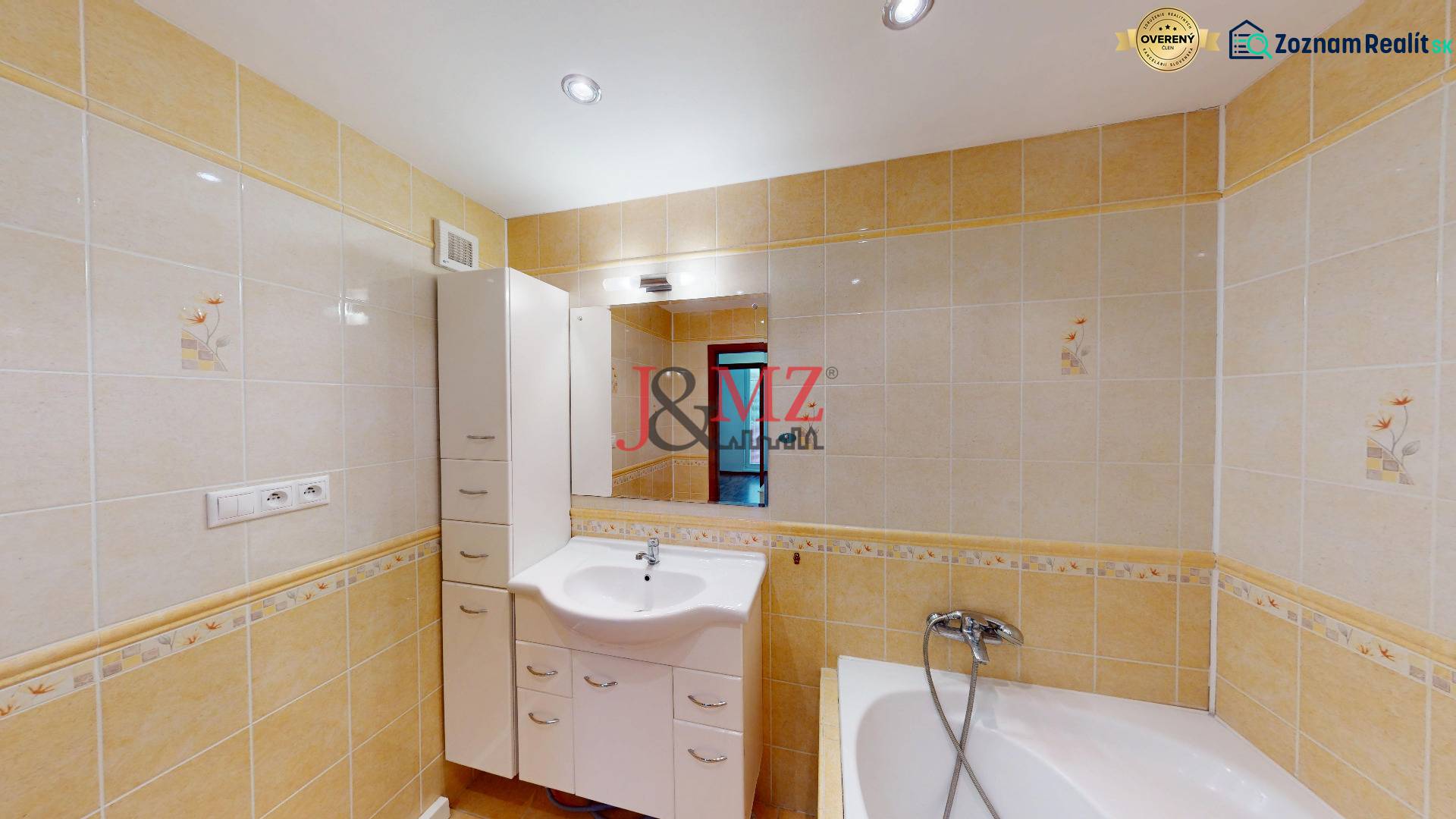 3-izbový byt prerobený na 4-izbový – Ku Bratke, Levice  - Kúpeľňa s obkladmi a umývadlom v 3-izbovom byte, so skrinkami a zrkadlom.