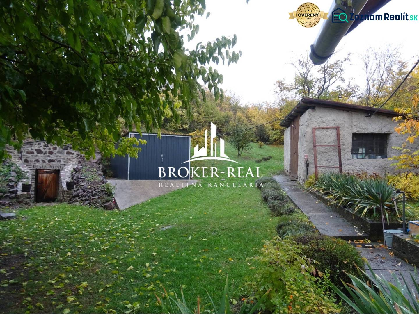 Rodinný dom, chalupa 2 Izbový - Fony - Rodinný dom v obci Fony s dvorom, trávnikom a okolím plným zelene.