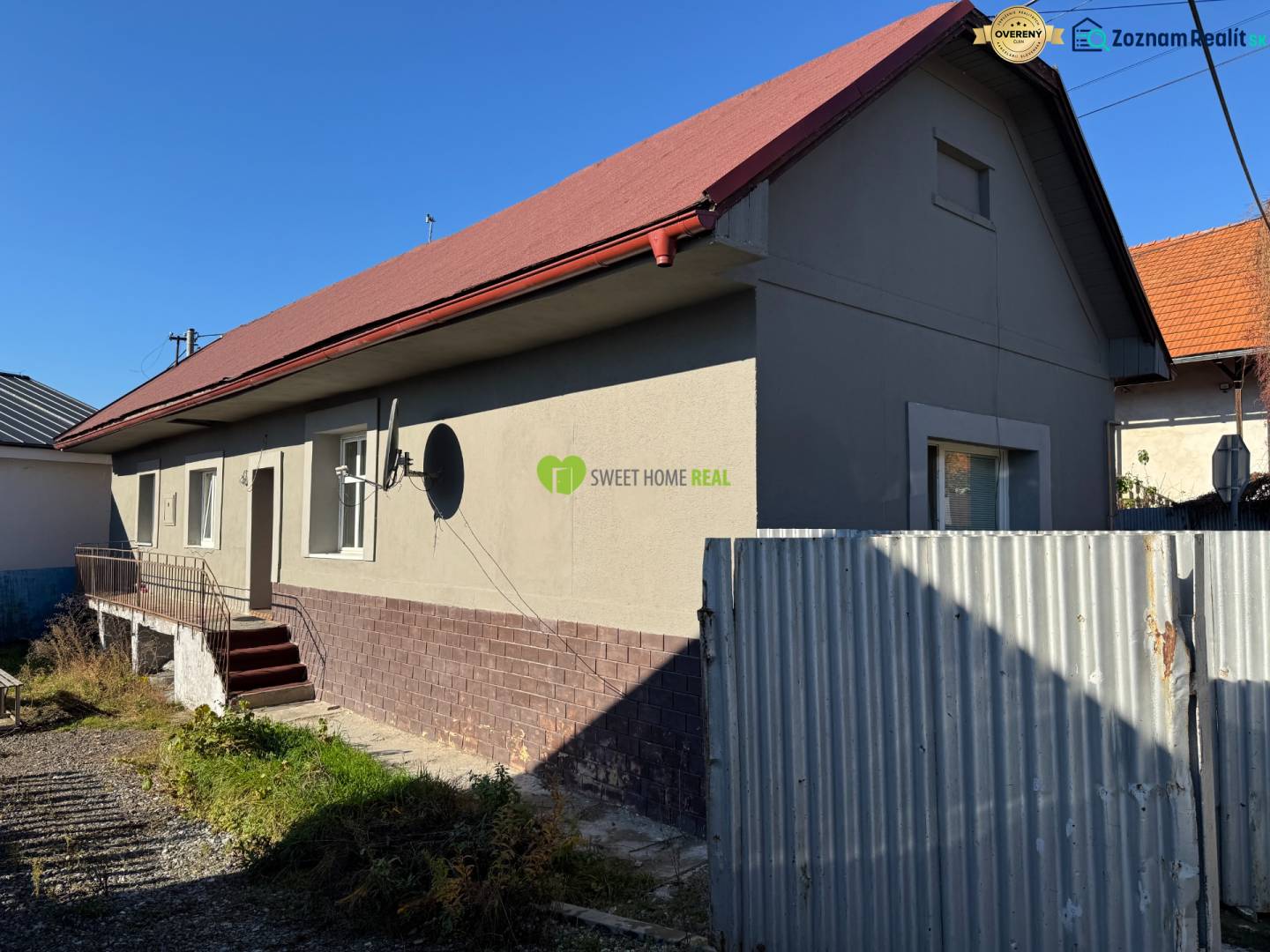 Na predaj 3i rodinný dom – Družstevná pri Hornáde, Košice - okolie - Rodinný dom na Varoveckej ulici v Družstevnej pri Hornáde s červenou plechovou strechou.