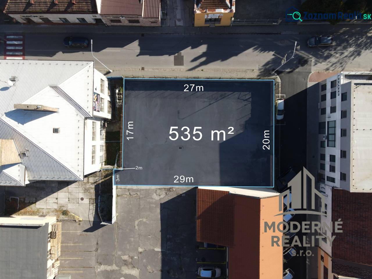 Na predaj jedinečný pozemok priamo v centre, Nové Zámky, 534m²  - Letecký pohľad na pozemok o rozlohe 535 m² na bývanie v Nových Zámkoch medzi budovami.