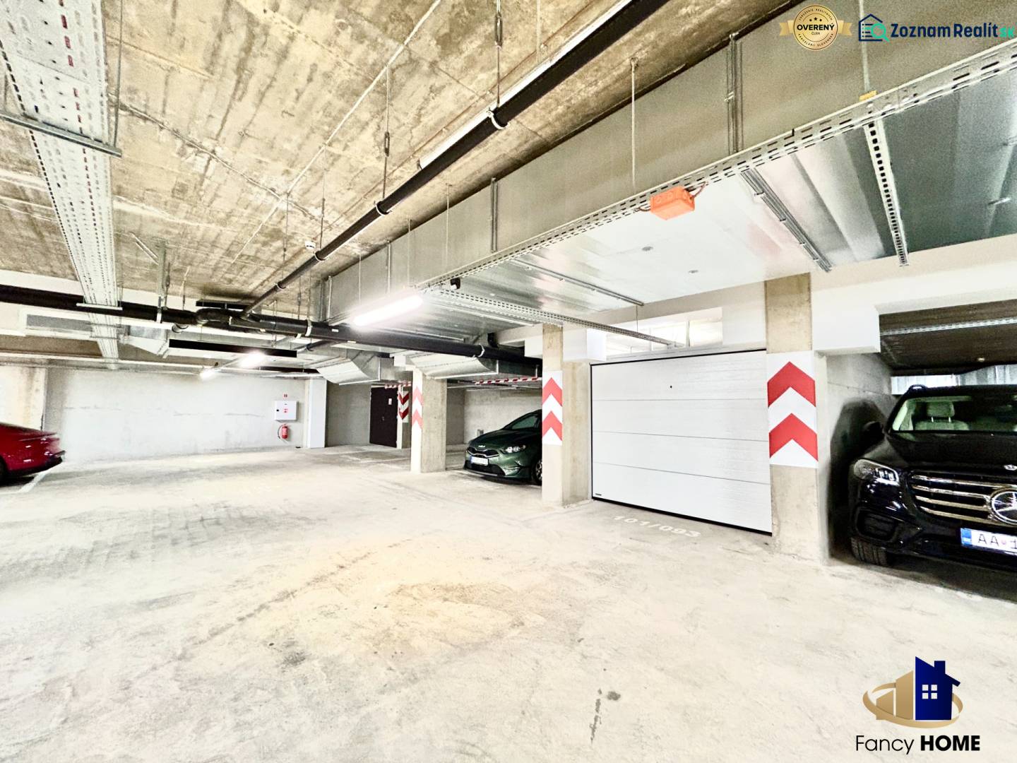 PRENÁJOM garáž Poprad, ul. Karpatská - Garáže s parkovacími miestami, betónovým stropom a osvetlením na Karpatskej ulici v Poprade.