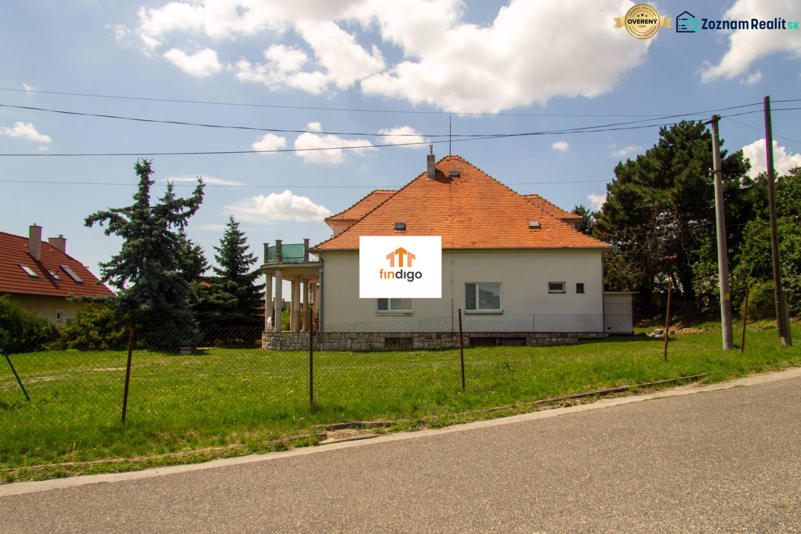 INVESTIČNÁ PRÍLEŽITOSŤ – Na predaj Komplexné centrum v Nitre  - Rodinný dom na ulici Pod sokolom v Nitre so záhradou a zelenej farby strechou.