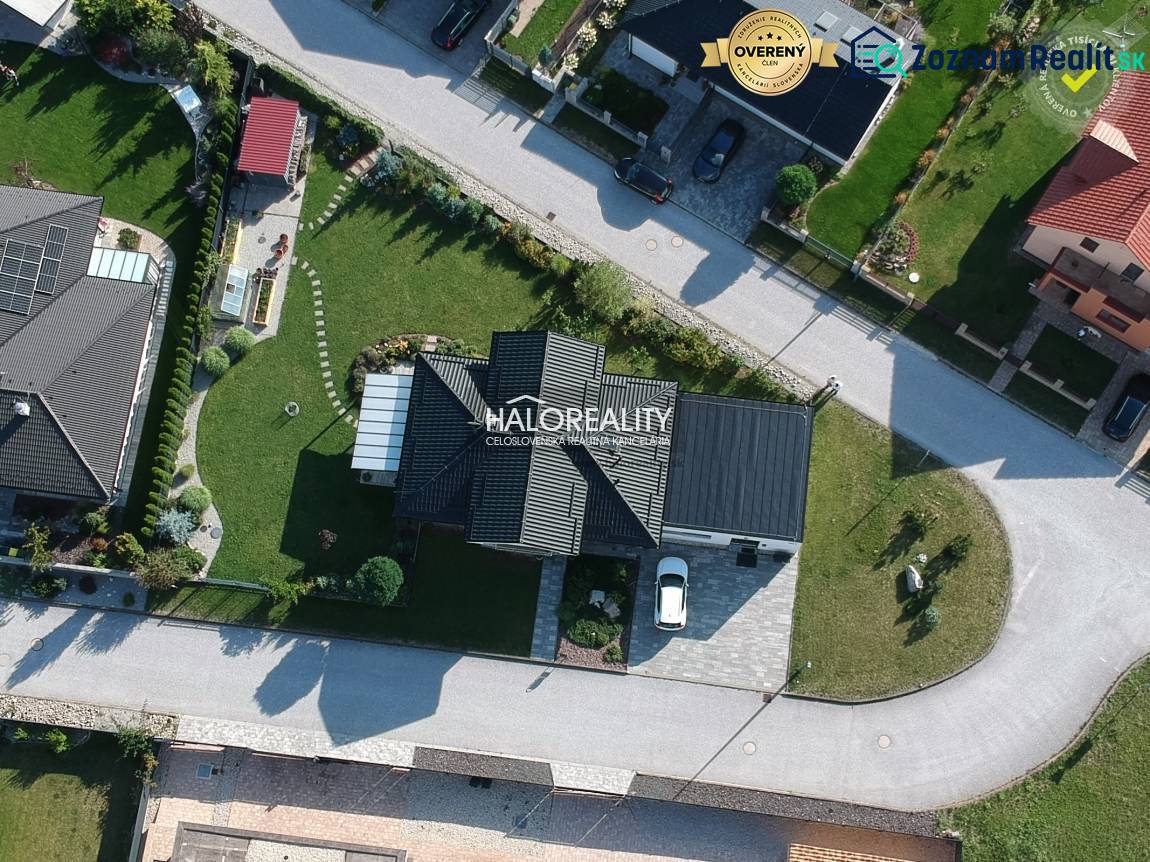 Predaj, rodinný dom Batizovce, + polyfunkčný objekt,... - Letecký pohľad na rodinný dom v Batizovciach s udržiavanou záhradou a pergolou.