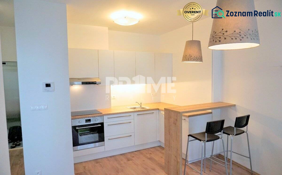 MODERNÝ 2i byt, NOVOSTAVBA, CENTRUM, Suché Mýto, Staré Mesto - Kuchyňa v 2-izbovom byte s barovým pultom a vstavanými spotrebičmi.