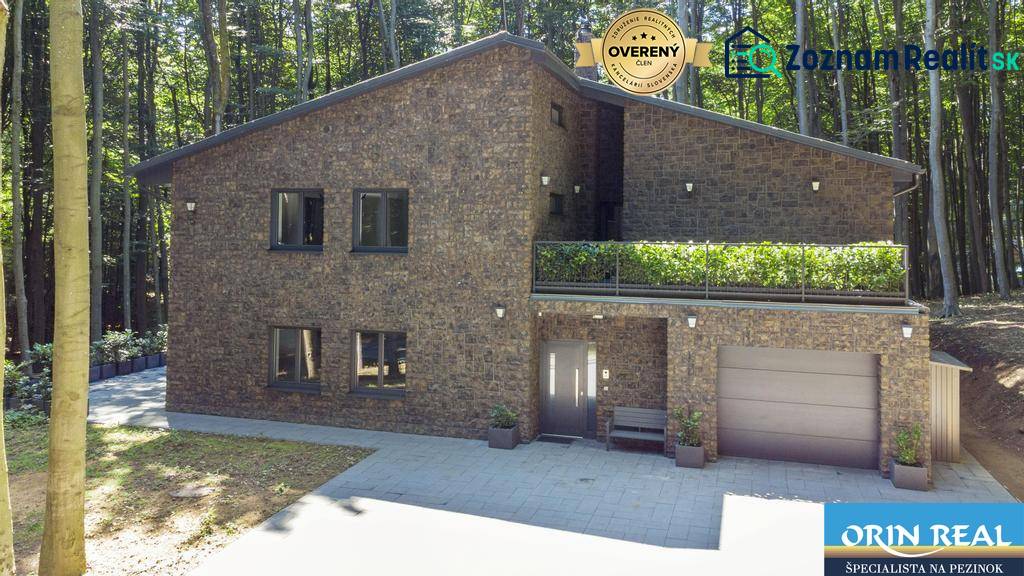 PREDAJ 8 IZB.REKREAČNEJ CHATY - VILY V MODRE HARMÓNII - Chata na ulici Piesok obklopená lesom, s terasou a garážou.