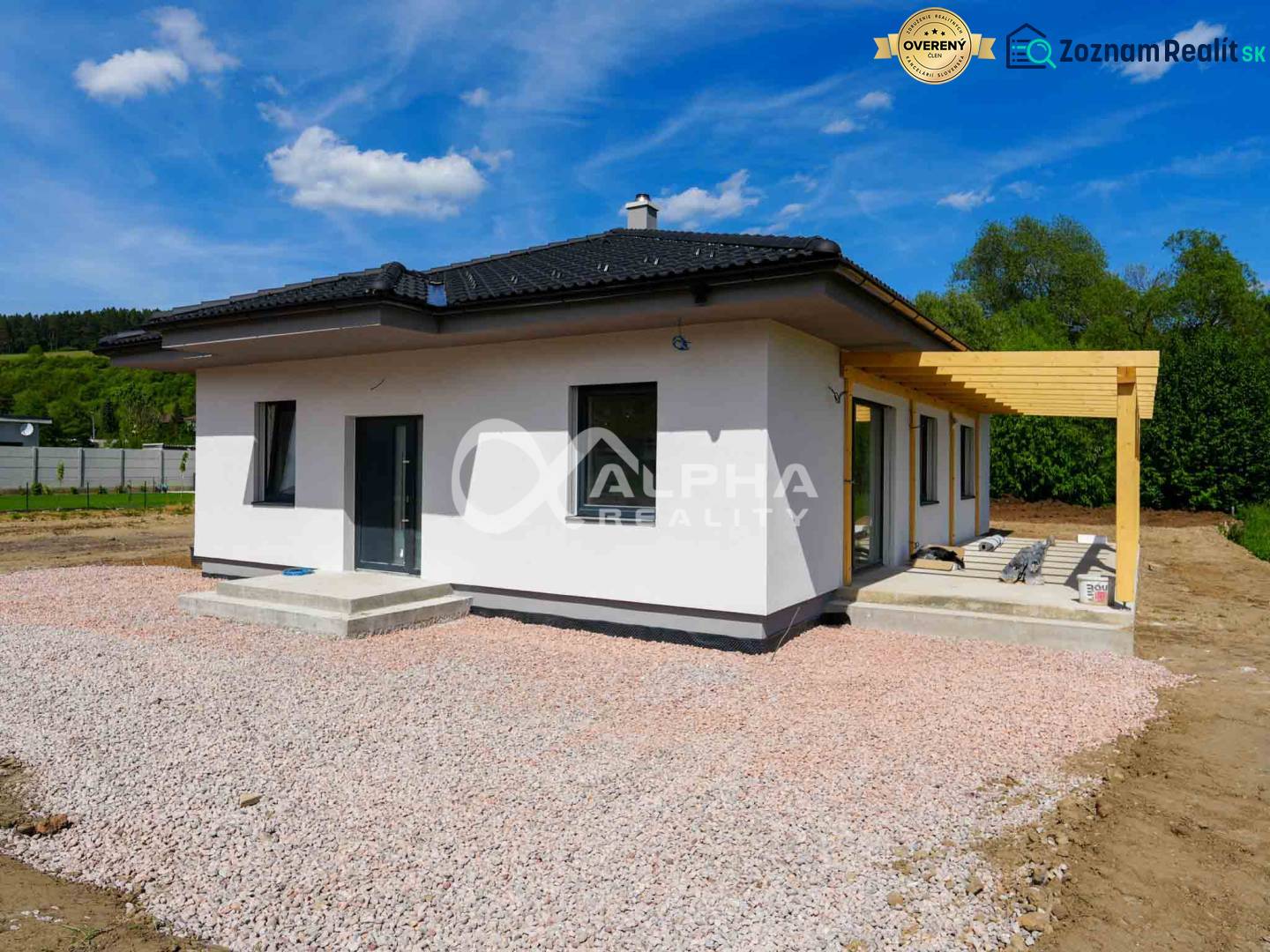EXKLUZÍVNE: Novostavba 4i bungalov, obec Harichovce, okres Sp. Nová Ve - Rodinný dom v Harichovciach s kamienkovou plochou a drevenou pergolou na dvore.