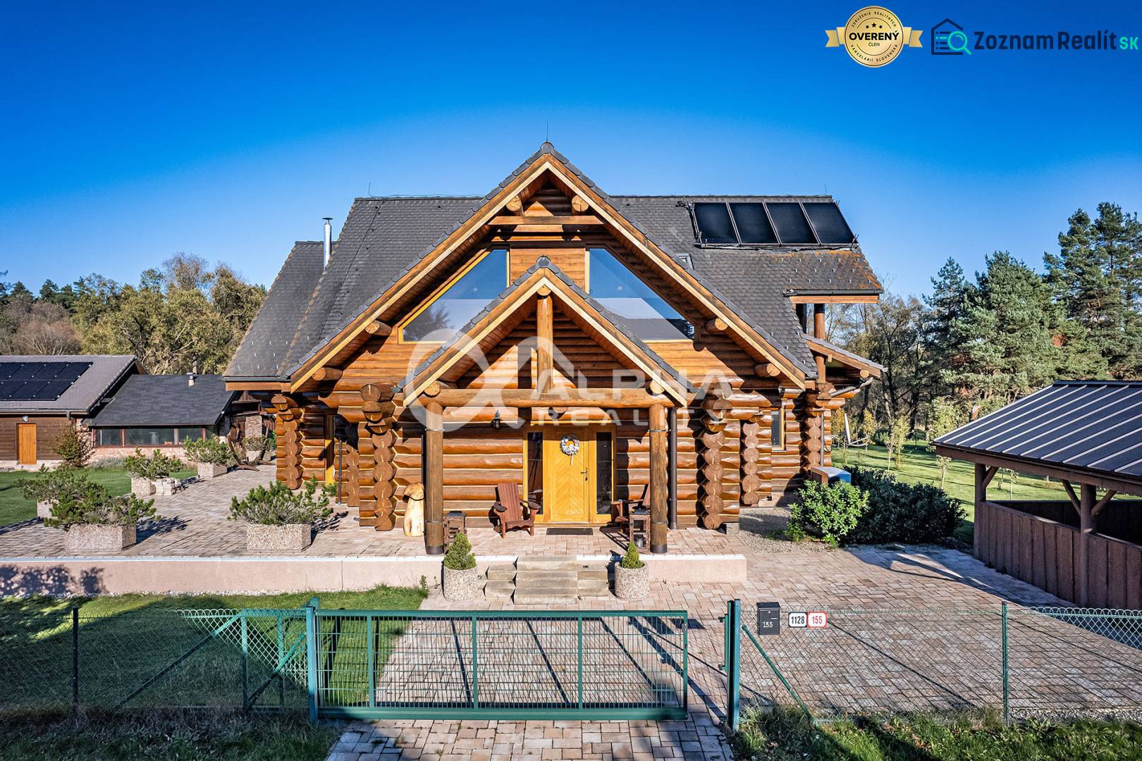 Zrubový rodinný dom, Veľká Lomnica - Rodinný dom na Golfovej ulici vo Veľkej Lomnici, drevená konštrukcia, slnečný deň.