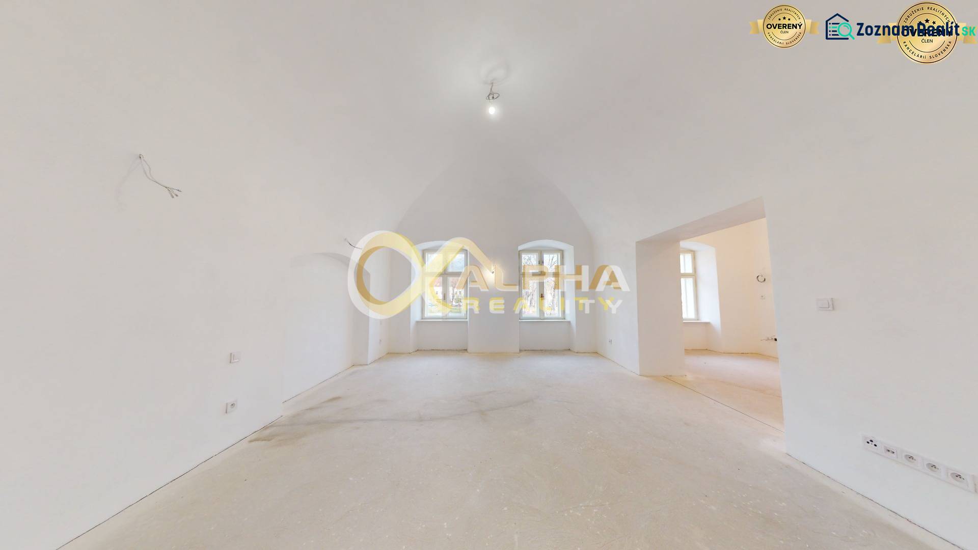 Exkluzívne 2 izbový byt , 83m2, Zimná ul., Spišská Nová Ves - Priestranná izba v 2-izbovom byte so svetlými stenami a veľkými oknami.