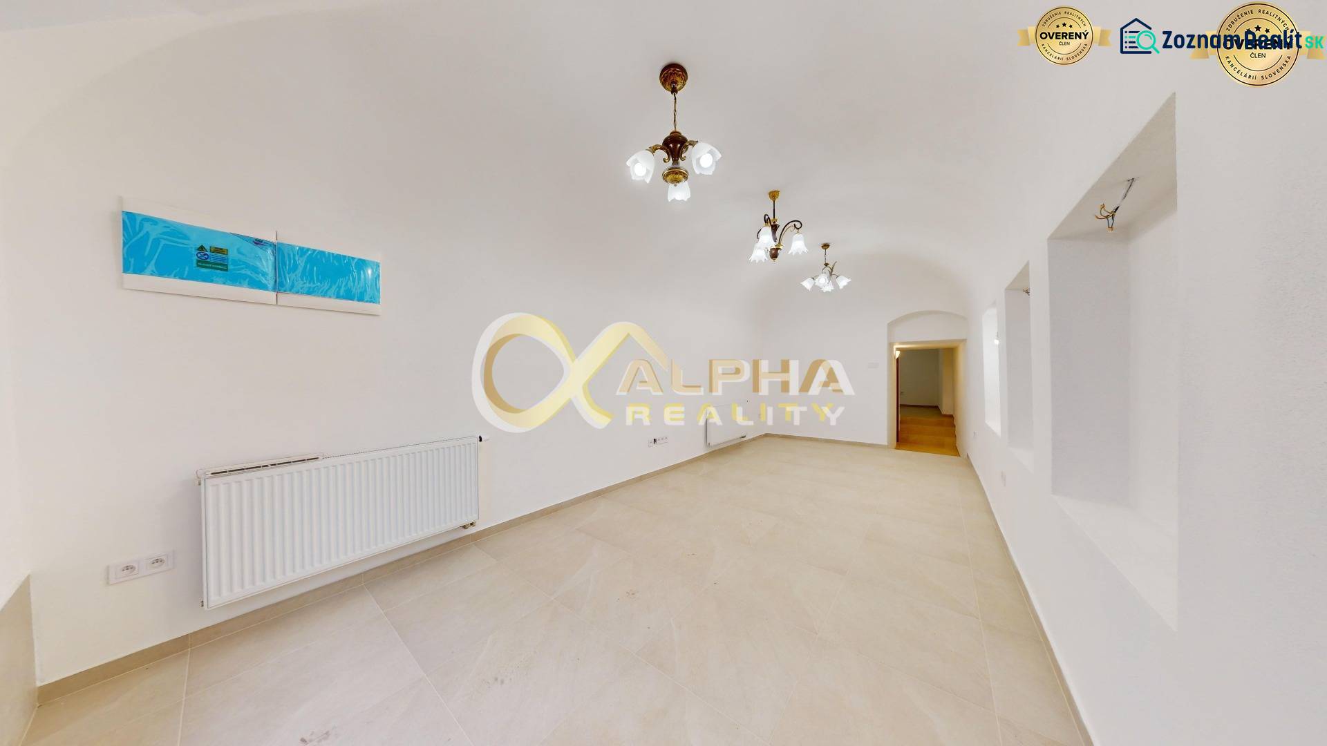 Polyfunkčný priestor na predaj, Zimná ul., Spišská Nová Ves - Jednoduché obchodné priestory s bielymi stenami, oblými klenutými stropmi a keramickou podlahou.