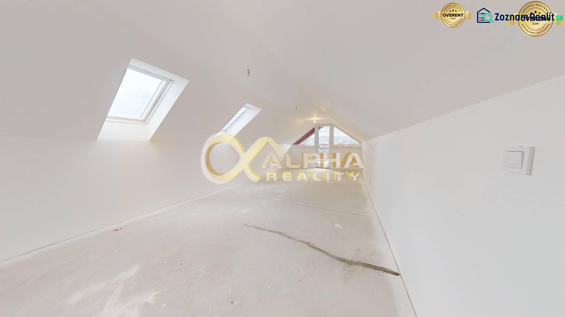 Exkluzívne 3i podkrovný byt s balkónom, 133m2, Zimná ul., Sp. Nová Ves - Podkrovná miestnosť s oknami v 3-izbovom byte, svetlé steny, betónová podlaha.