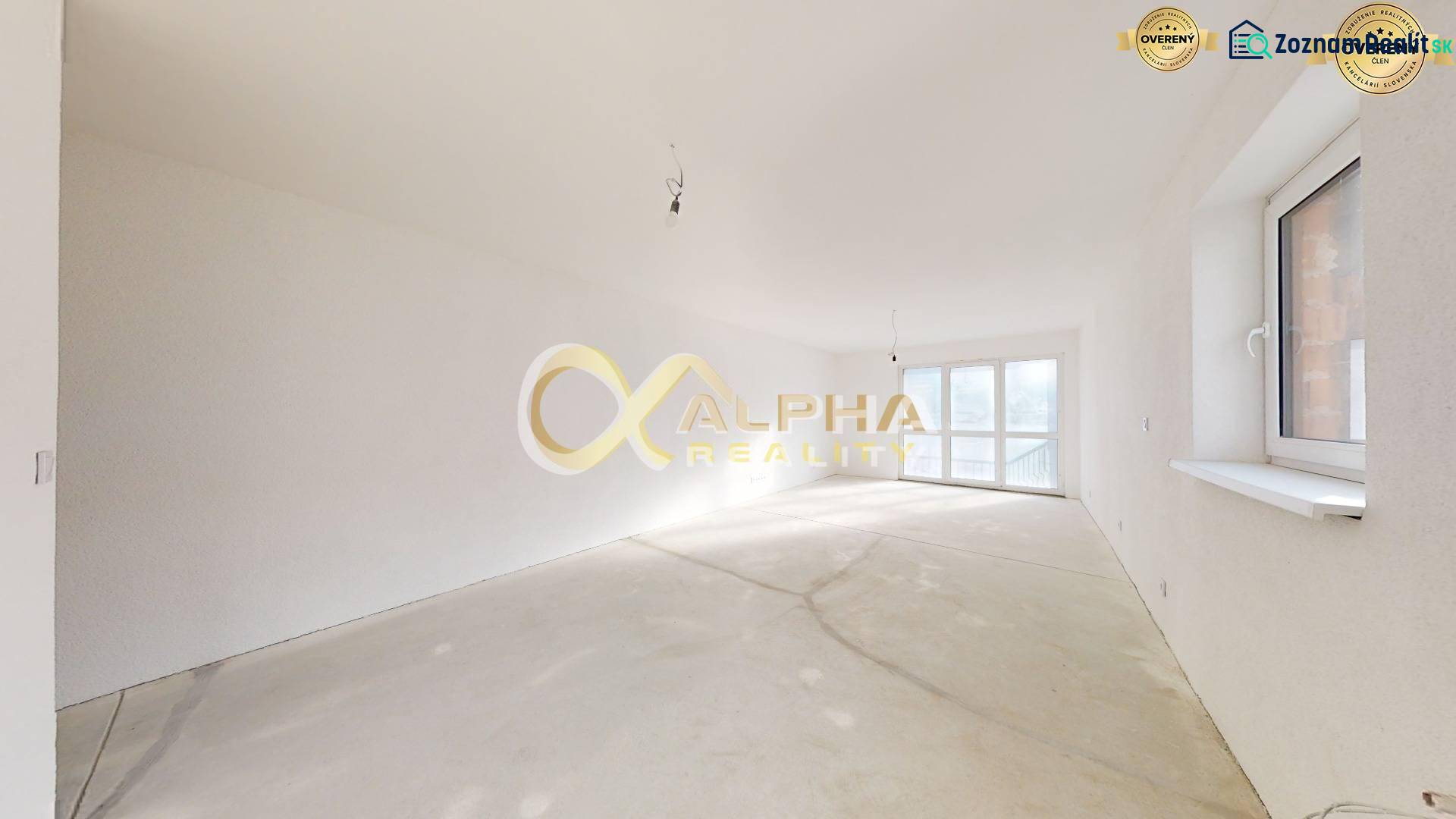 Exkluzívne 2 izbový apartmán s balkónom, 86m2, Zimná ul., Sp. Nová Ves - Priestranná miestnosť v 2-izbovom byte s bielymi stenami a veľkými oknami.