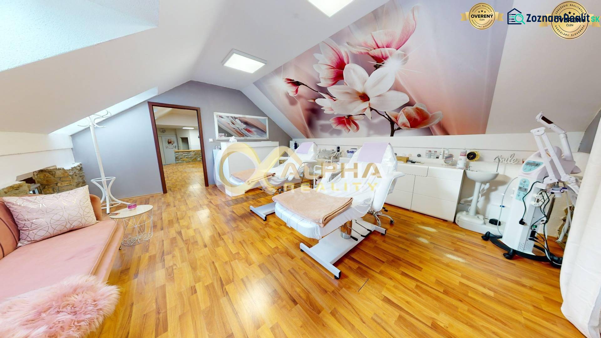 Prenájom priestorov, centrum, Spišská Nová Ves - Svetlý interiér kancelárií s podlahou v drevenom dekore a kvetinovou nástennou dekoráciou.