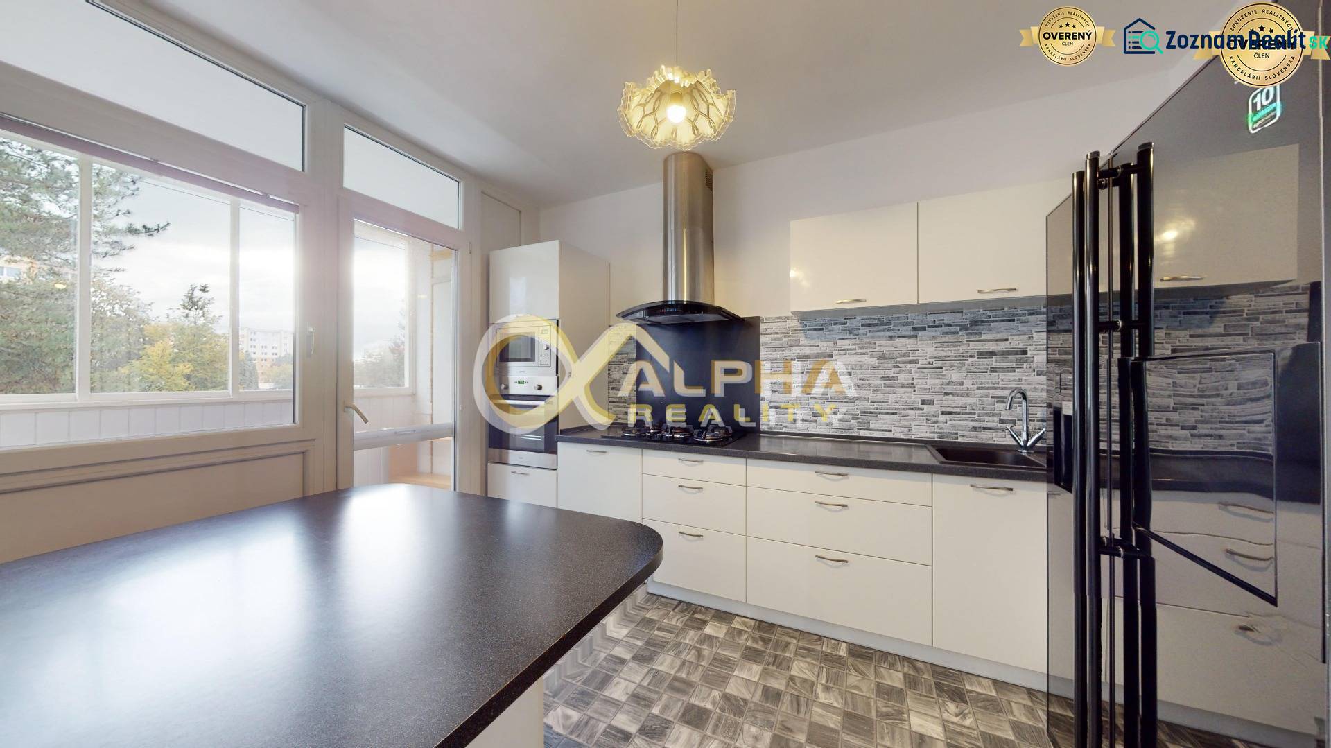 Prenájom: 4 izbový byt s loggiou, sídlisko Mier, Sp.N.Ves - Kuchyňa v 4-izbovom byte s kuchynskými spotrebičmi a jedálenským stolom.