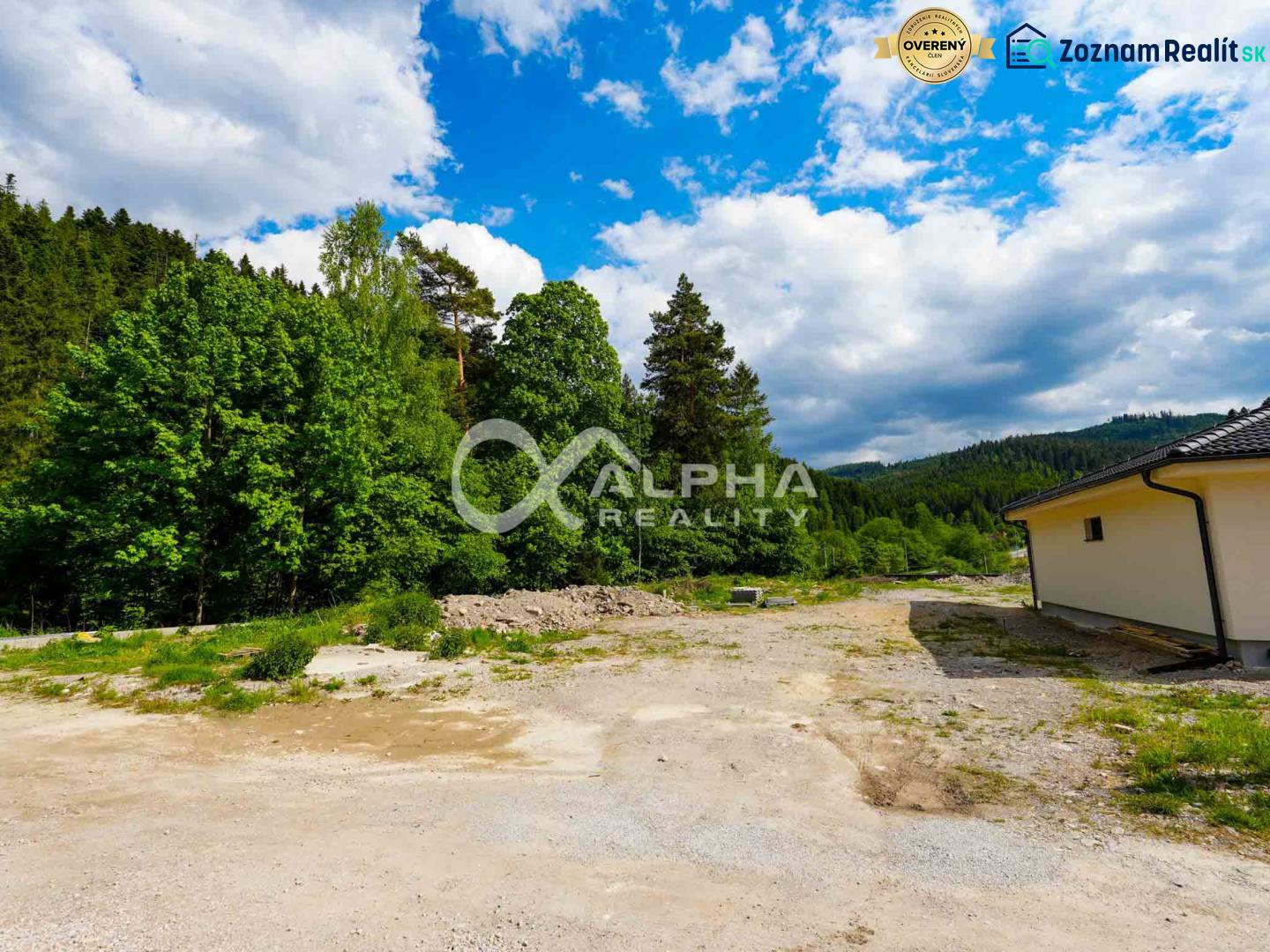 EXKLUZÍVNE Stavebný pozemok, 916m2, Novoveská Huta - Pozemok v Spišskej Novej Vsi obklopený zeleňou, ideálny na bývanie, ponúka pokojné prostredie.