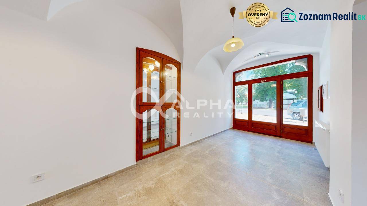 Polyfunkčný priestor na predaj, 66,5m2+pivnica 38m2, Zimná ul., Spišsk - Obchodné priestory s veľkými oknami, klenbovým stropom a podlahou s dreveným dekorom.