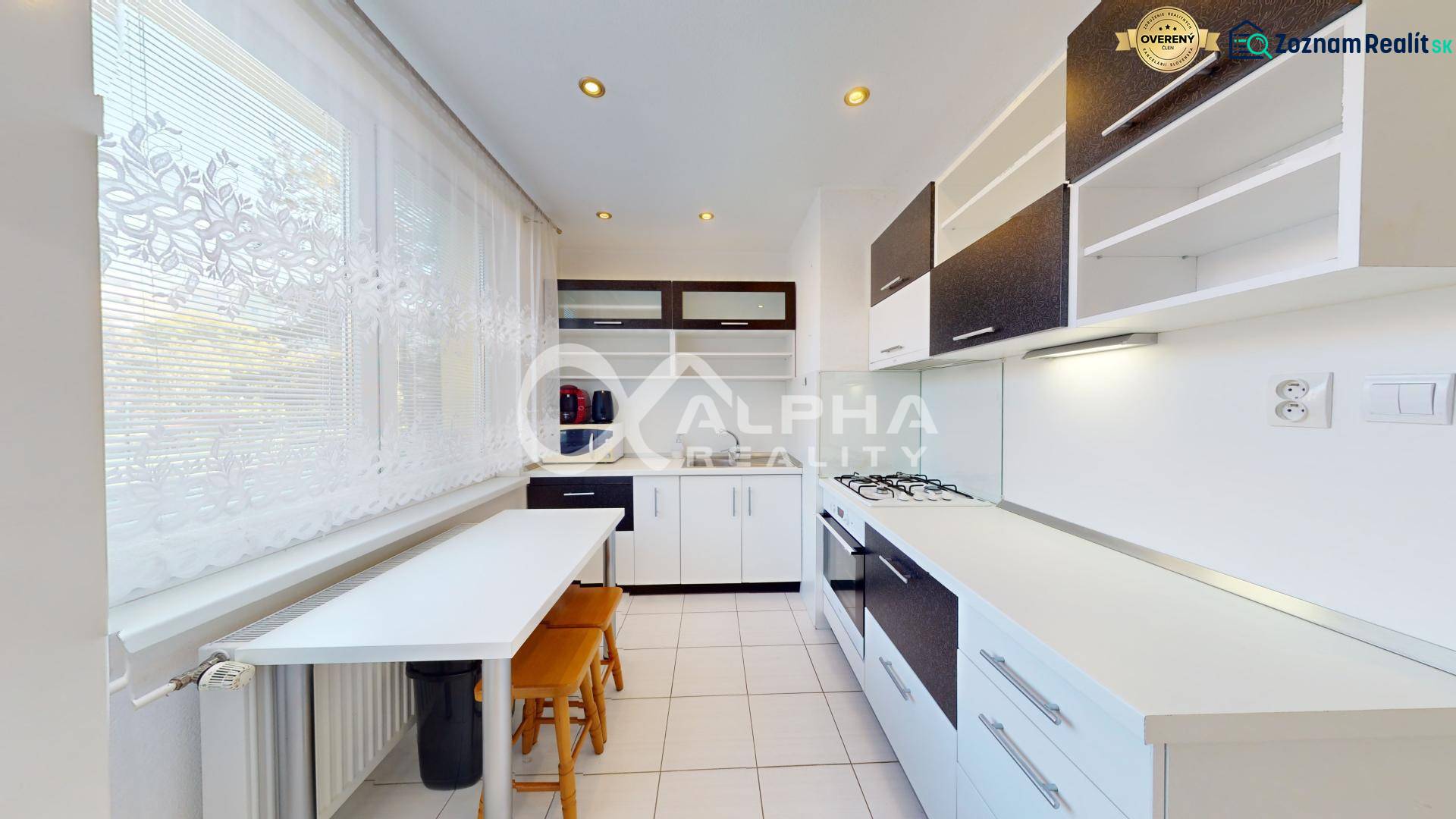 Prenájom 2 izbový byt, J. Wolkera, Spišská Nová Ves - Svetlá kuchyňa v 2-izbovom byte s bielymi skrinkami a jedálenským stolom.