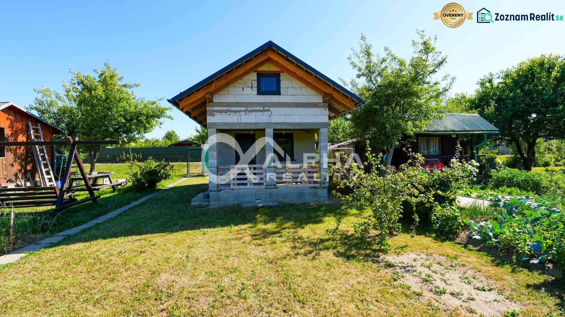 Exkluzívne záhradná chata, sídlisko Tarča, Spišská Nová Ves - Chata v Spišskej Novej Vsi s rozkvitnutou záhradou a okolitými stromami.