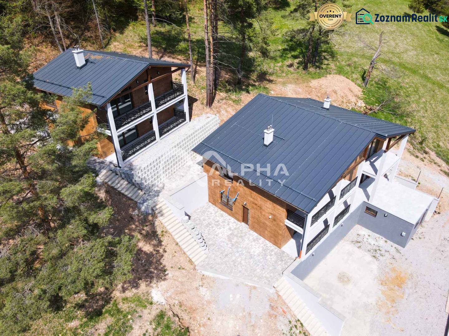 3i apartmány, Poráčska dolina, okres Spišská Nová Ves - Rekreačné apartmány v Poráči uprostred lesného prostredia, s prístupovými schodmi a terasou.