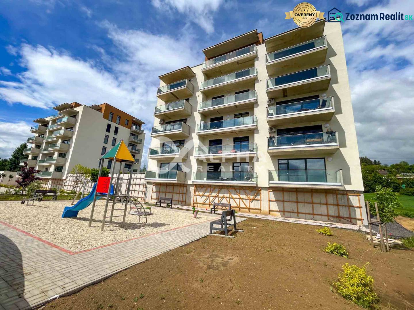 3i byty s balkónom a garážovým státím, Zelené údolie, Sp. Nová Ves - Bytové domy v Spišskej Novej Vsi s detským ihriskom a modernými balkónmi.