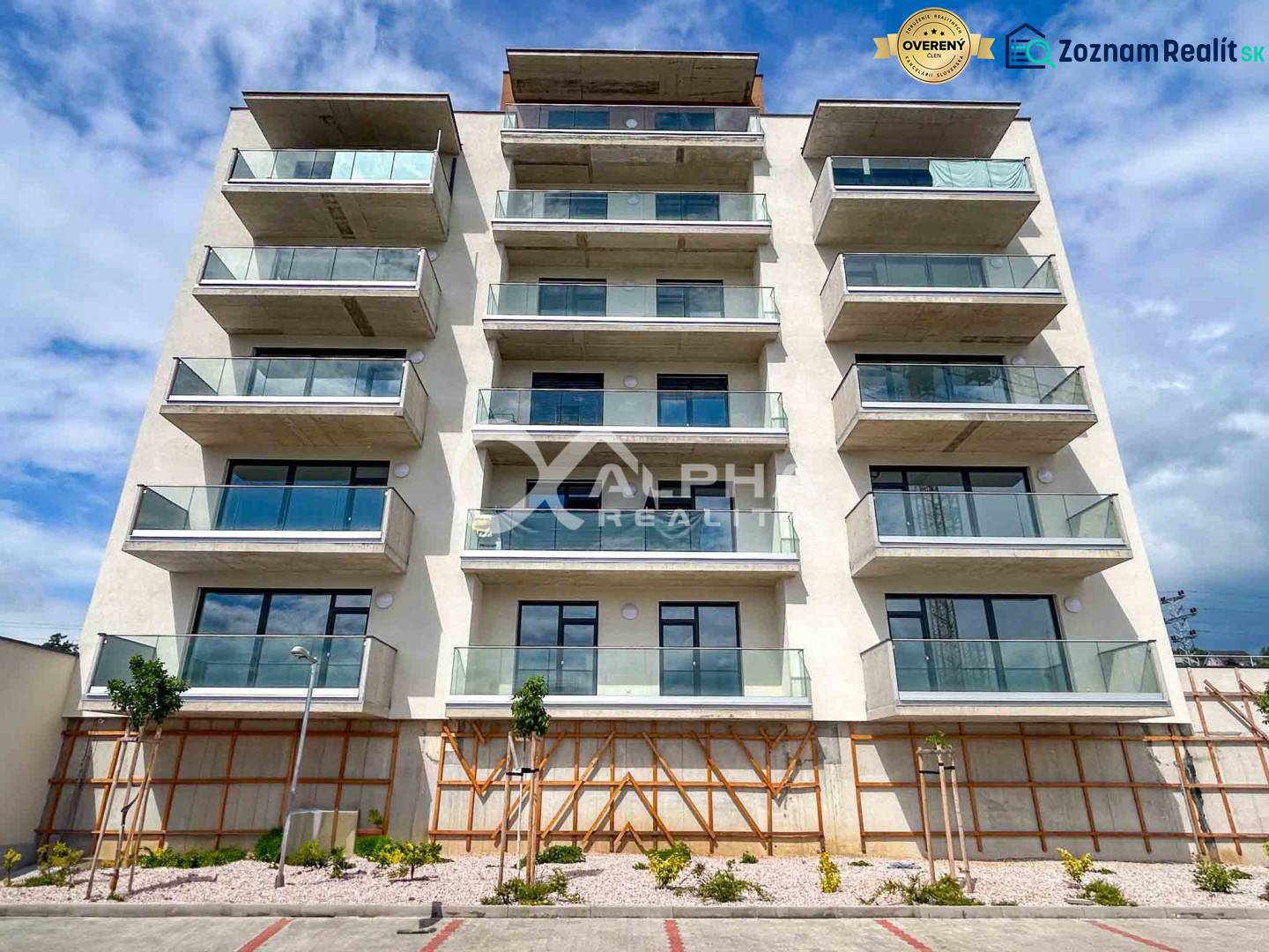 3i byty s balkónom, terasou, garážovým státím, Zelené údolie, Sp. Nová - Šesťposchodová bytová budova s balkónmi v Spišskej Novej Vsi.