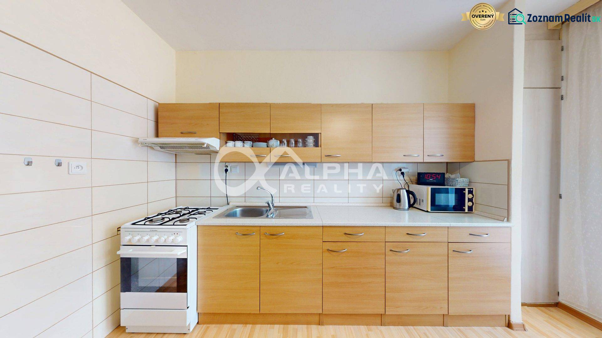 EXKLUZÍVNE 5i byt s loggiou, sídl. Západ, Spišská Nová Ves - Kuchyňa s kuchynskou linkou a spotrebičmi v 5 a viac izbovom byte, podlaha s dreveným dekorom.