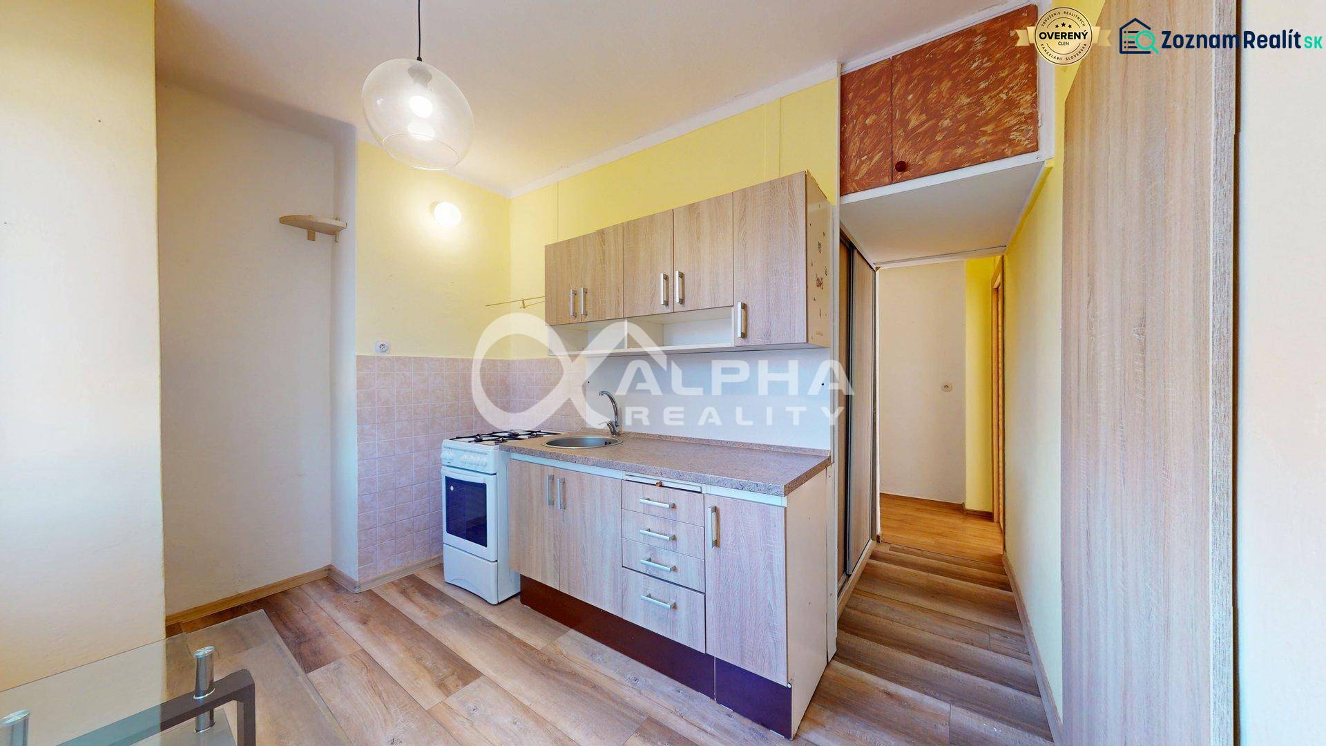 Exkluzívne 2i byt, centrum, Spišská Nová Ves - Kuchyňa v 2-izbovom byte s podlahou s dreveným dekorom a svetlým nábytkom.