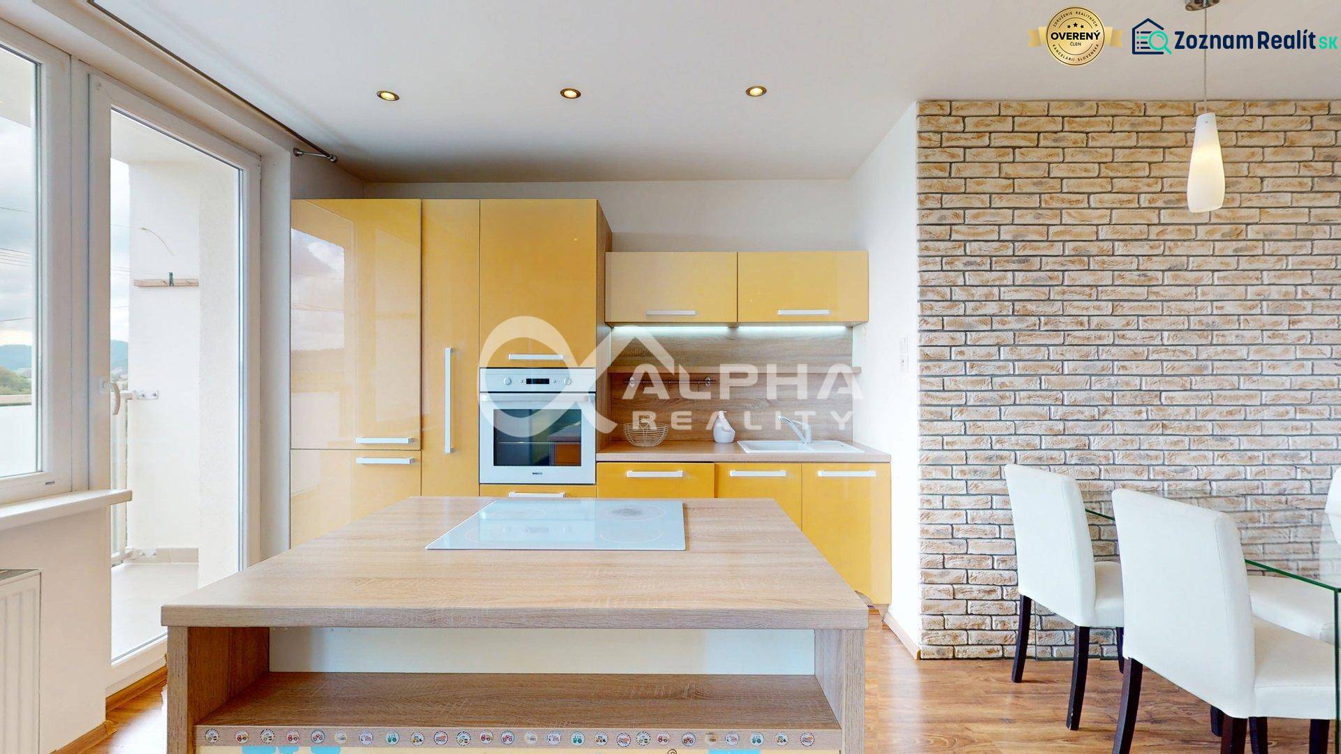 EXKLUZÍVNE 2i byt s loggiou, sídl. Mier, Spišská Nová Ves - Kuchyňa v 2-izbovom byte s tehlovou stenou a podlahou s dreveným dekorom.