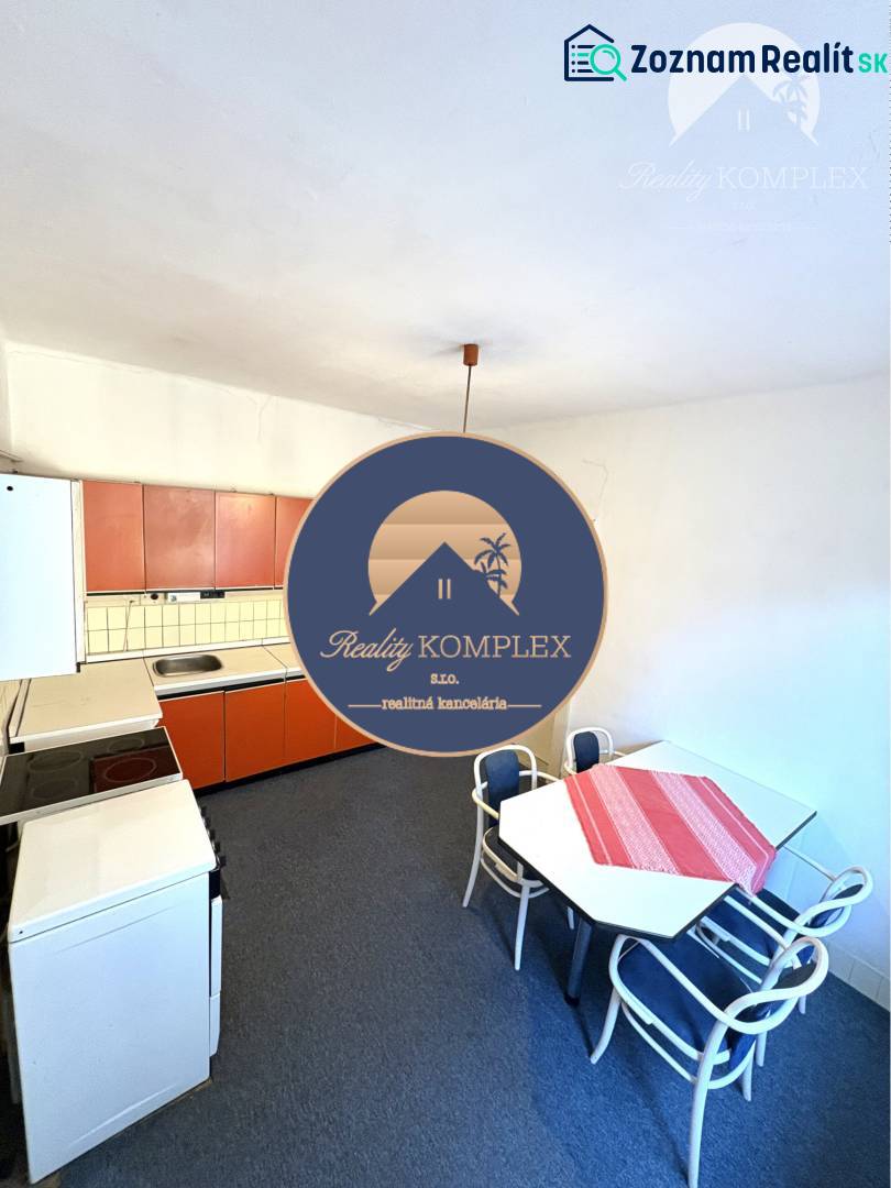 VÝRAZNÁ ZĽAVA !!! MIMORIADNÁ PONUKA!!! Vám pon - Kuchyňa v rodinnom dome s oranžovou kuchynskou linkou a jedálenským stolom.