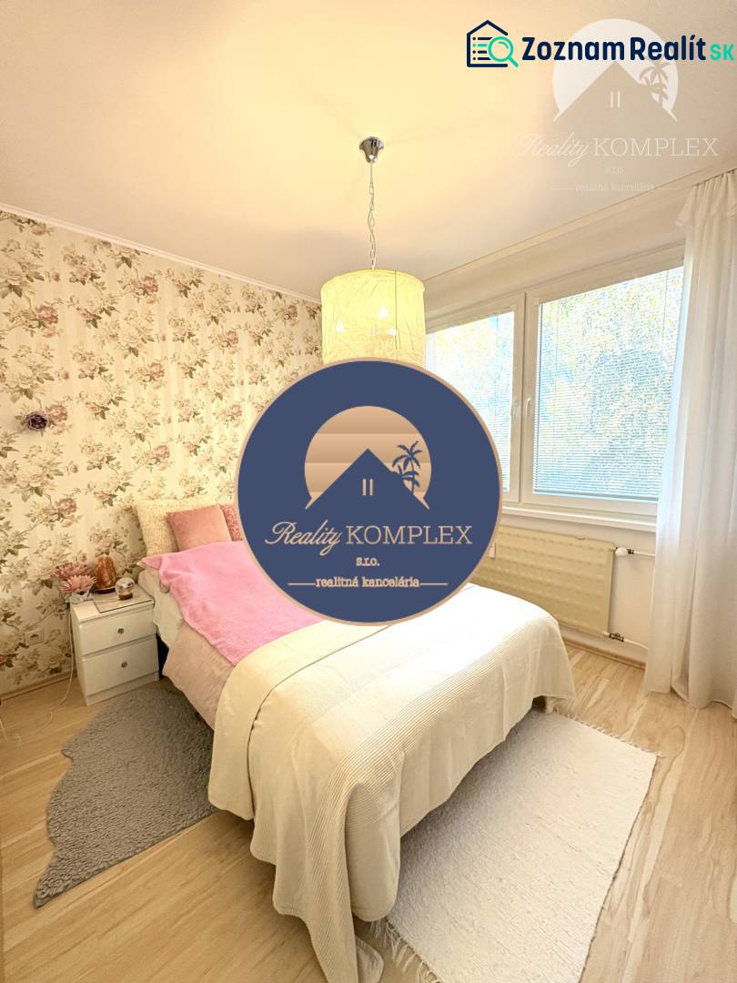 Vám ponúka na PREDAJ tento nádherný, kompletne  - Spálňa so vzorovanou tapetou a podlahou s dreveným dekorom v 4-izbovom byte.