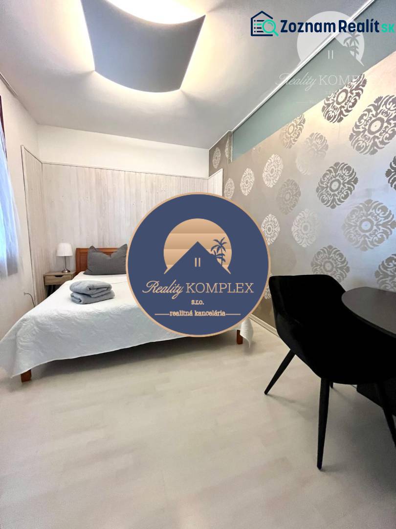 Vám EXKLUZÍVNE ponúka NA PRENÁJOM moderný 2 iz - Svetlá spálňa s posteľou a vzorovanou tapetou v 2-izbovom byte.