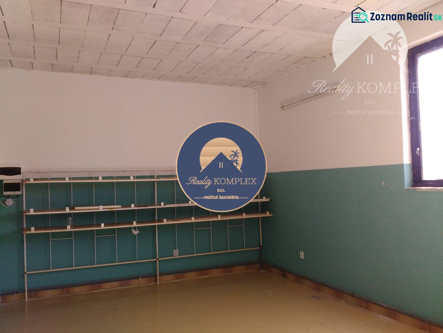 Exkluzívne iba u nás Vám ponúka na prenájom pr - Izba v skladoch a halách s jednoduchými policami a oknom.