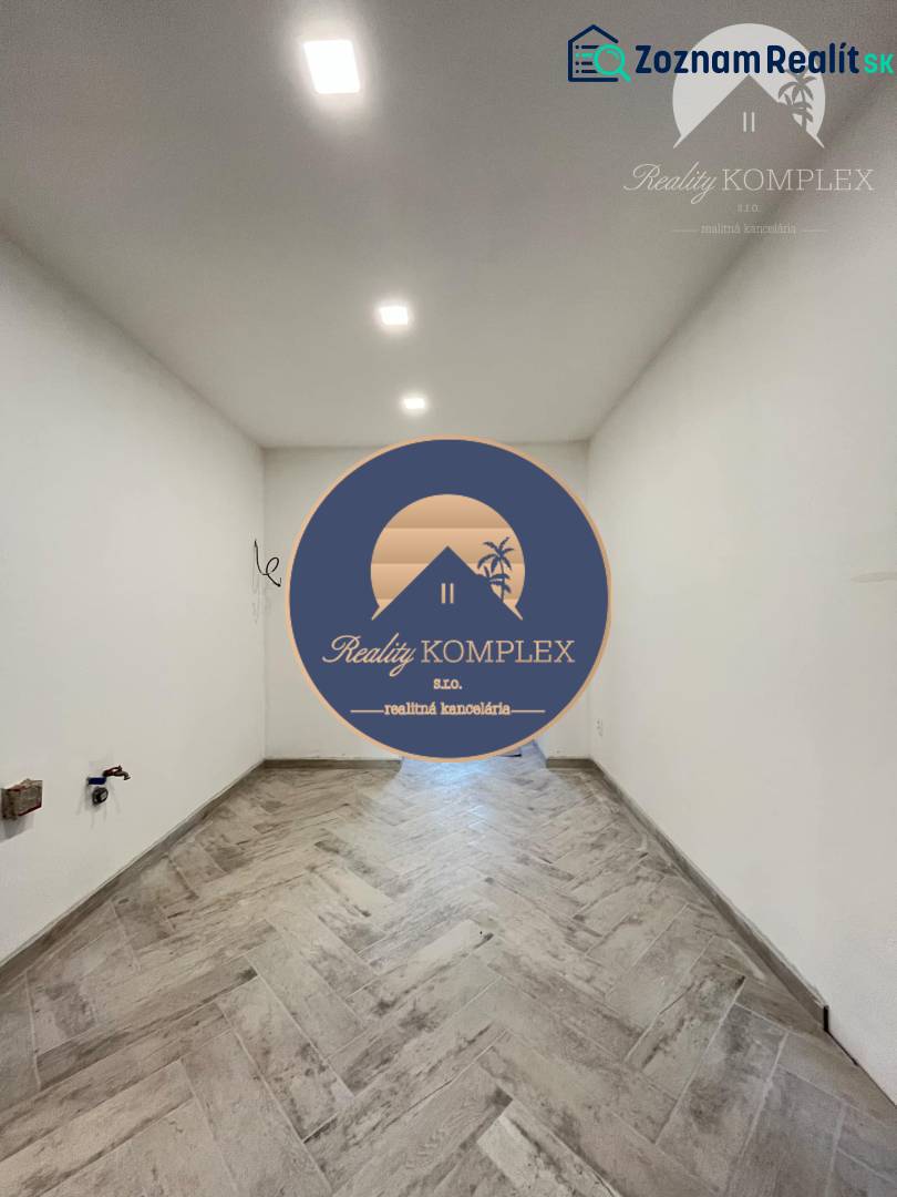 Vám ponúka  na predaj budovu na BÝVANIE aj PODN - Predsieň s dlažbou, bielymi stenami a vstavaným osvetlením v modernizovanej budove.