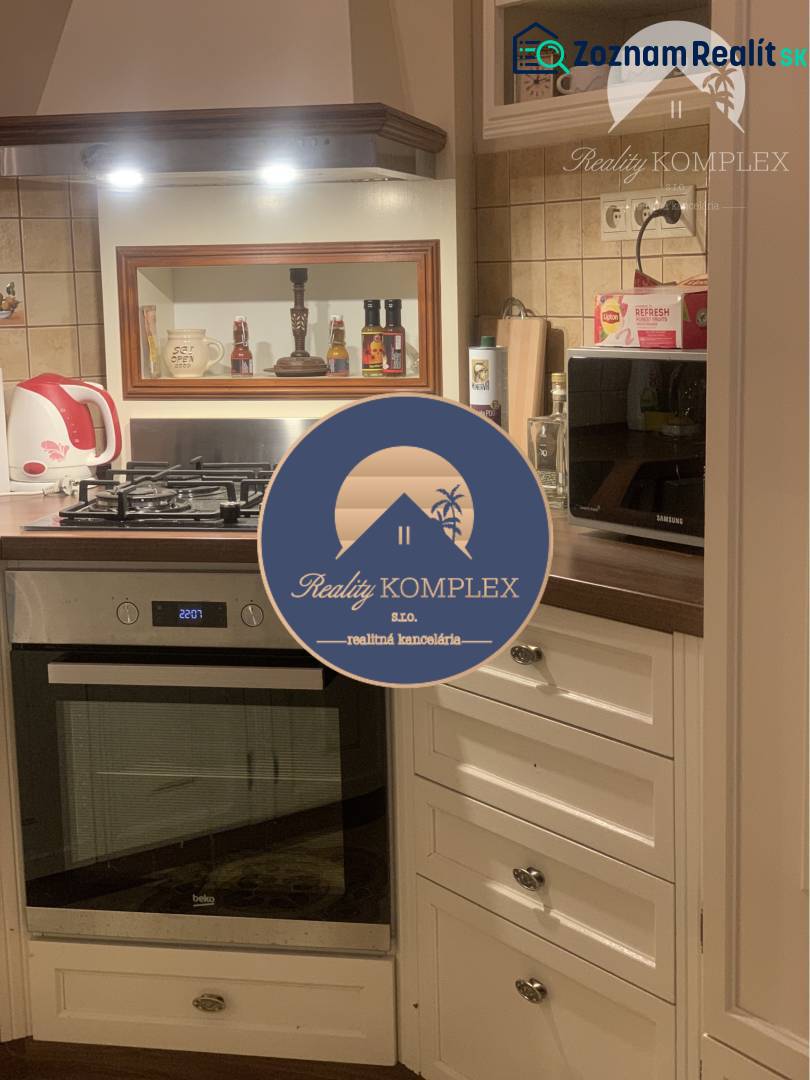 Vám ponúka do PRENÁJMU čarovný, úplne zrekonštr - Kuchyňa v rodinnom dome s bielymi skrinkami, rúrou a zabudovaným digestorom.