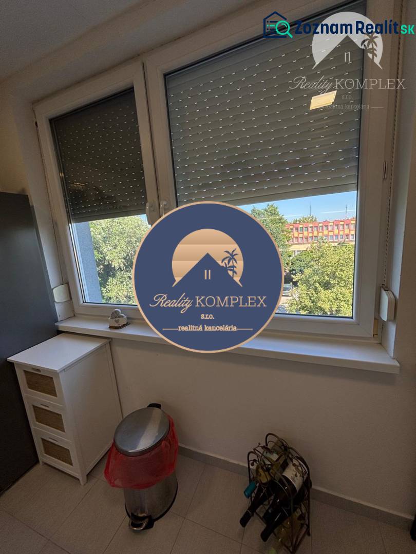 Vám ponúka exkluzívne na predaj moderný, komple - Interiér 1-izbového bytu s oknom, odpadkovým košom a policovým úložným systémom.