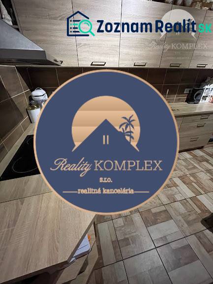 !!! LEN U NÁS!!! Vám ponúka NA PREDAJ rodinný d - Kuchyňa v rodinnom dome s drevenými skrinkami a spotrebičmi.