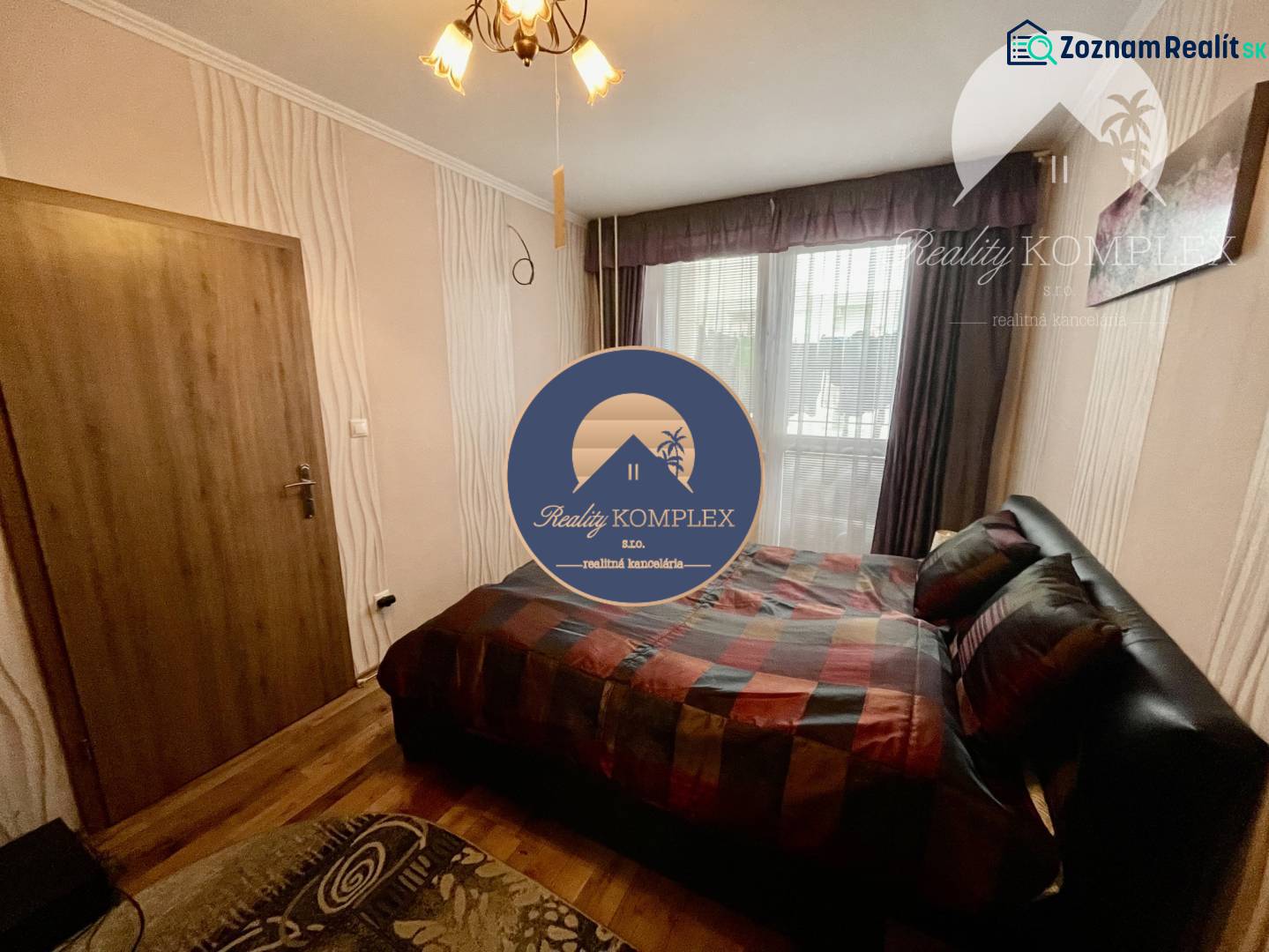 Vám ponúka 3-izbový byt s loggiou po kompletnej - Spálňa v 3-izbovom byte s podlahou s dreveným dekorom, veľké okno, posteľ.