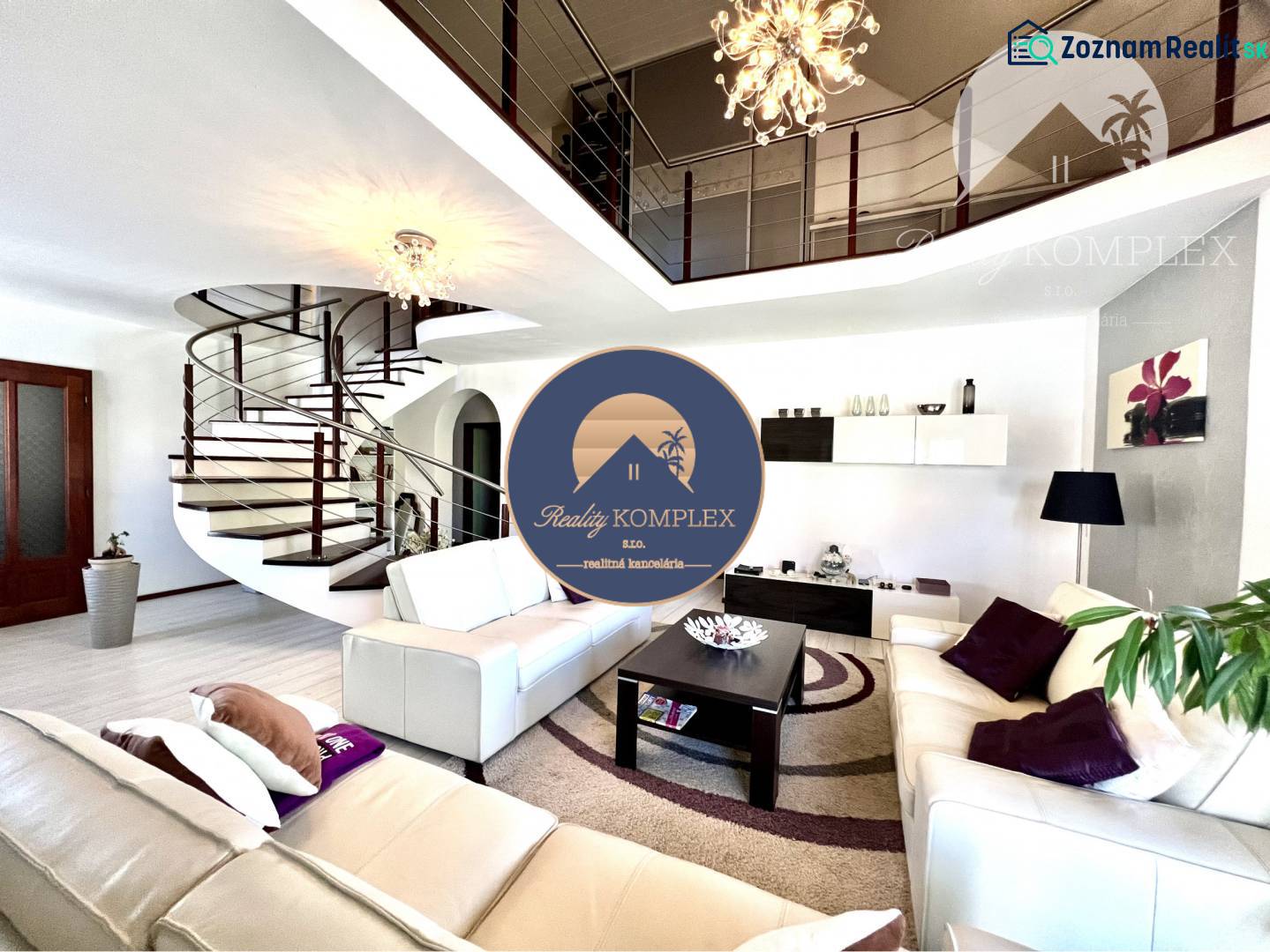 Ponúka na PREDAJ zrekonštruovaný 5 izbový podpi - Obývacia izba v rodinnom dome so špirálovitým schodiskom a elegantným osvetlením.