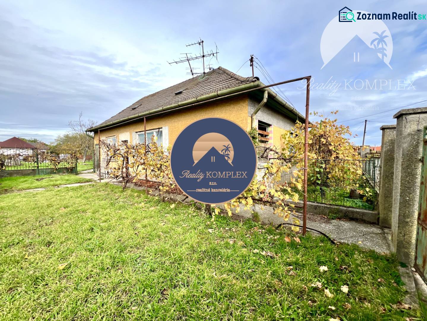 Vám ponúka na PREDAJ pozemok so starším rodinný - Dom so záhradou v Orechovej Potôni, ideálne Pozemky - bývanie.