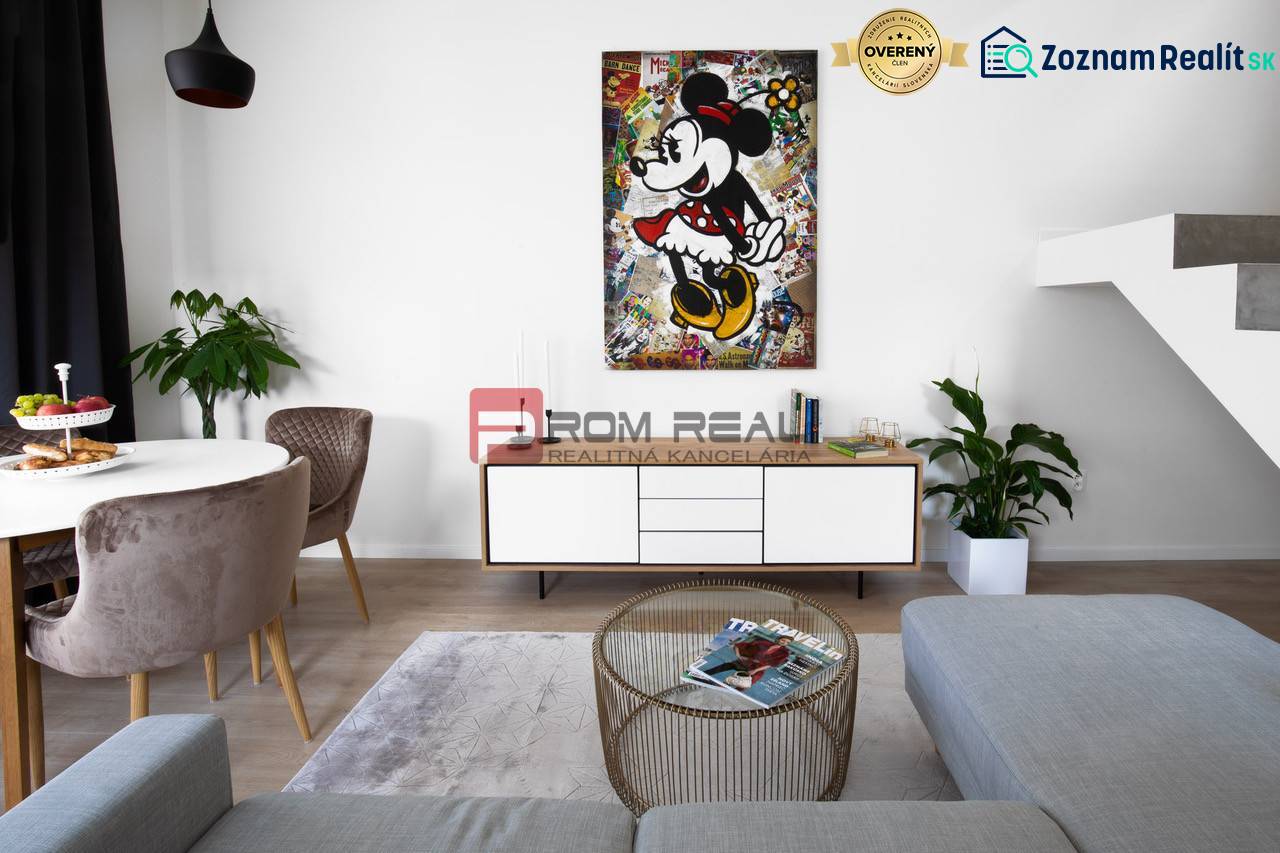 Na predaj 3 izbový dvojpodlažný byt Ivanka pri Dunaji - Obývací priestor 3-izbového bytu s dekoratívnym umením a podlahou s dreveným dekorom.