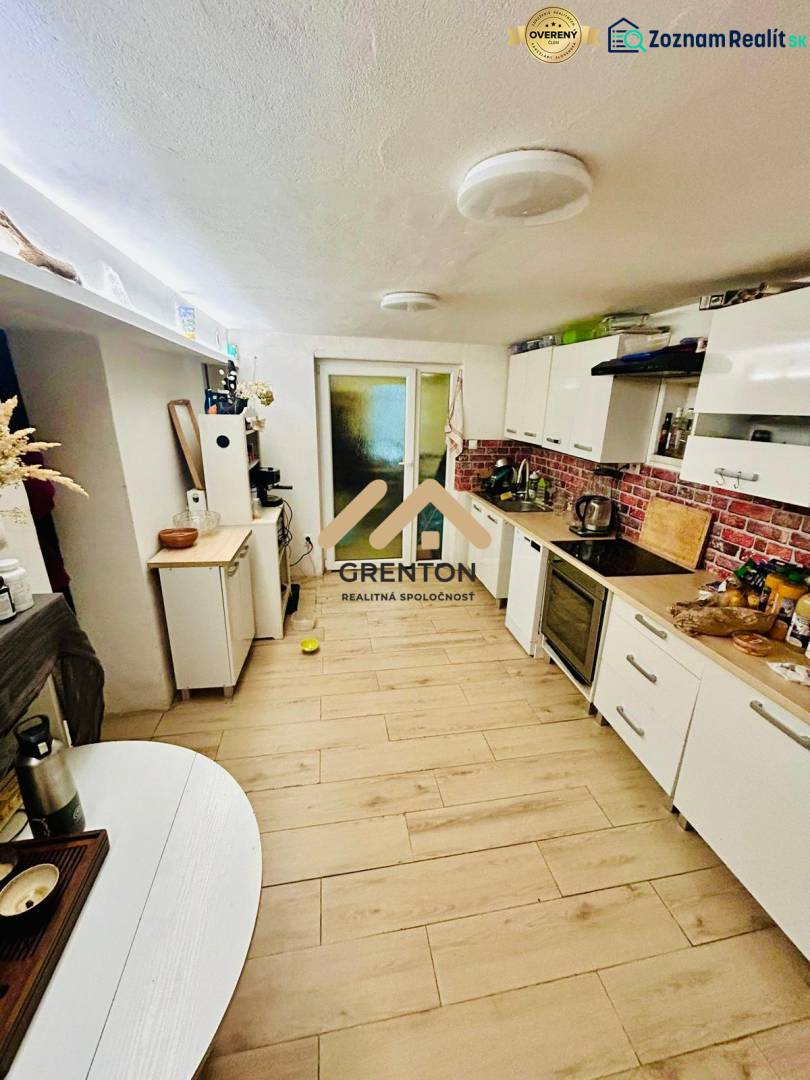 4 izbová celoročná chata v Kučišdorfskej doline na predaj - Kuchyňa v Chate s podlahou s dreveným dekorom a bielym nábytkom.