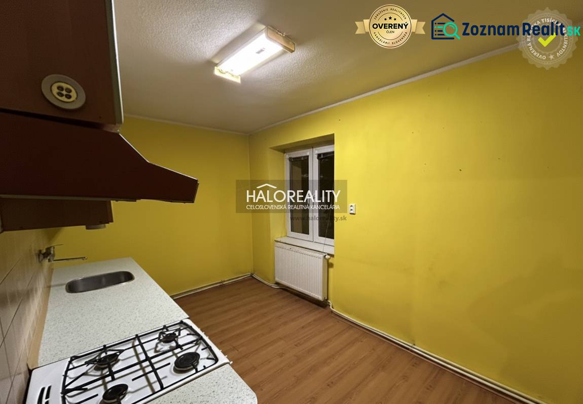 Predaj, dvojizbový byt Levoča, Rozvoj - Kuchyňa v 2-izbovom byte s podlahou s dreveným dekorom a žltými stenami.