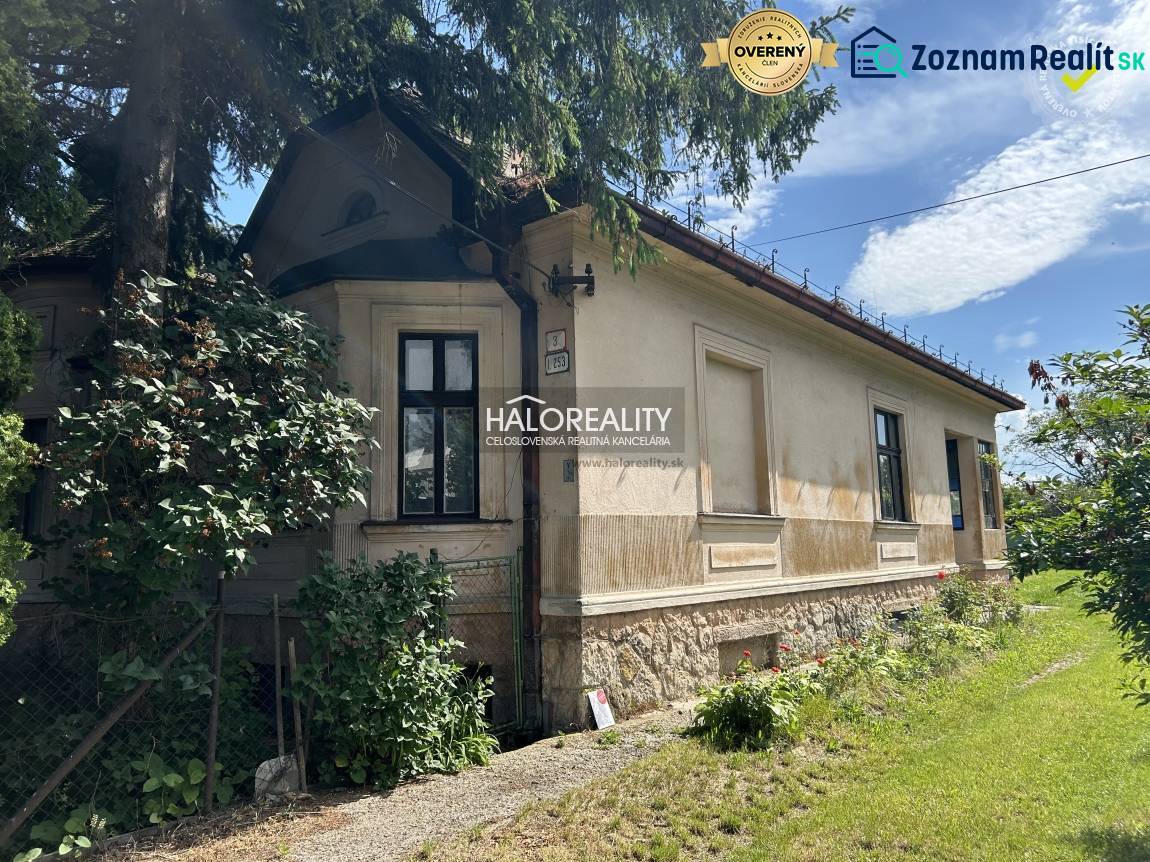 Predaj, rodinný dom Prievidza, 2 rodinné domy na 1 p... - Rodinný dom s drevenými oknami, kamennými základmi, obklopený kríkmi a kvitnúcou záhradou.