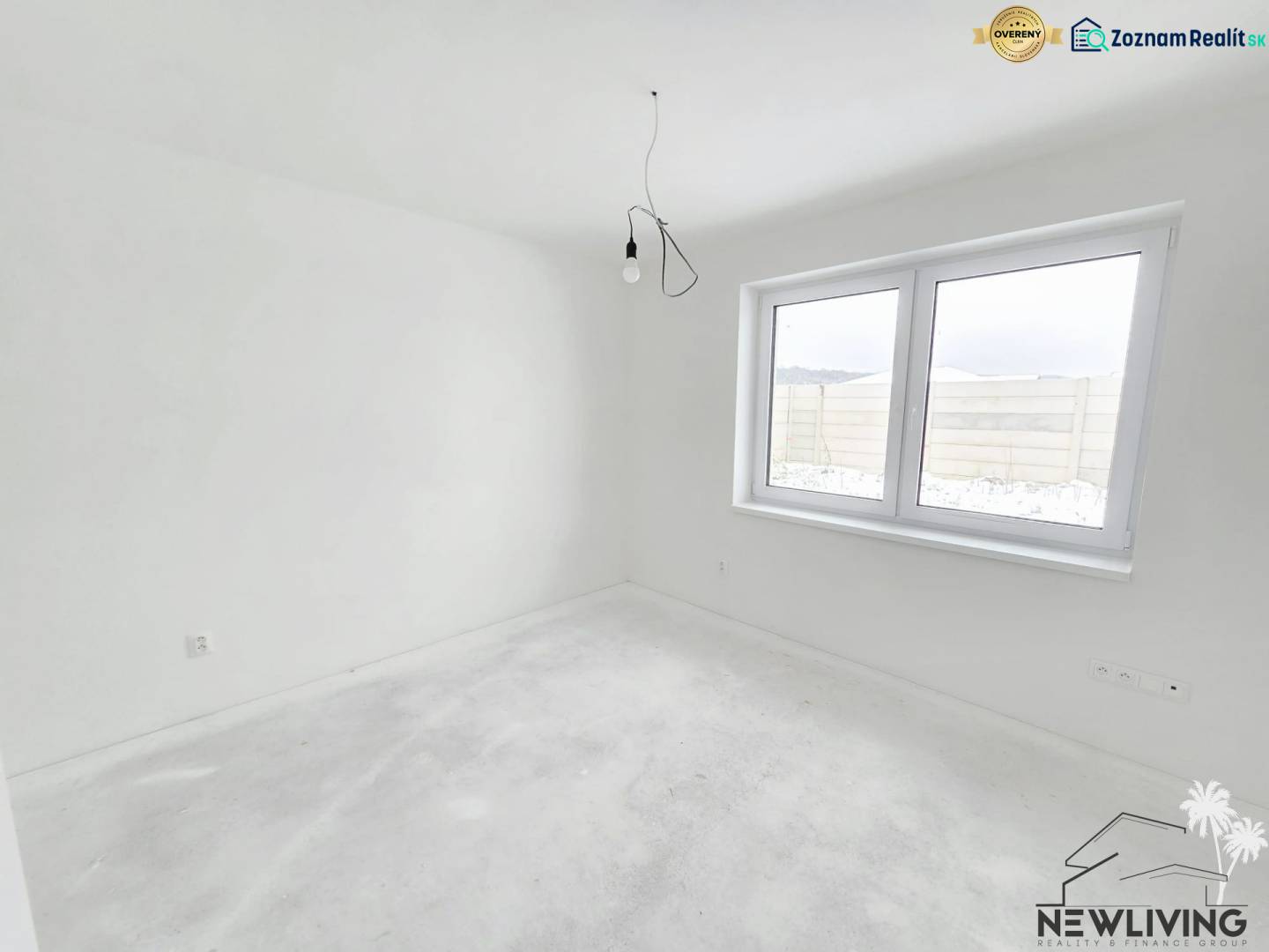 Postavíme dom aj pre Vás! Bývajte v novostavbe v Sokolovciach - Prázdna miestnosť v rodinnom dome s bielymi stenami a veľkým oknom.