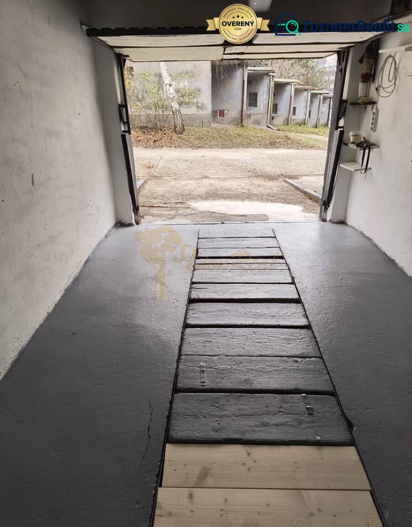 Garáž Púpavova, Karlova Ves + pivnica - Otvorená garáž na ulici Púpavová s príjazdovou cestou z betónu a drevenou podlahou.