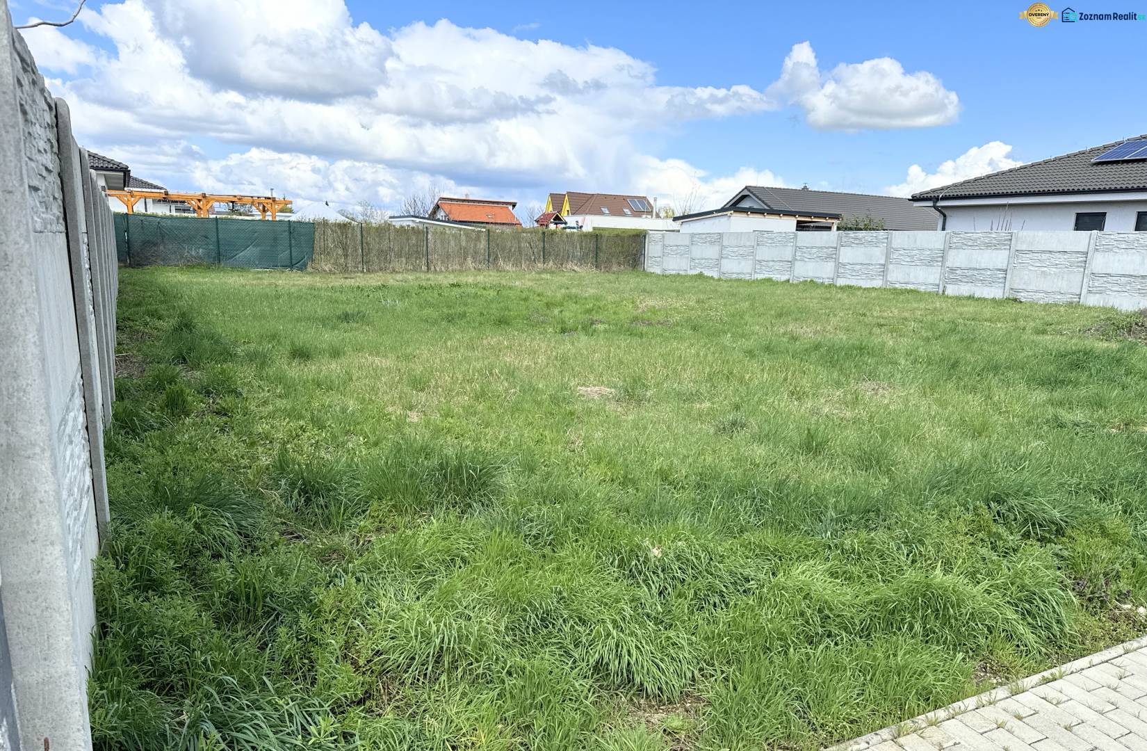 Na predaj stavebný pozemok s IS, Kvetoslavov 643 m² - Pozemok na Bazovej ulici v Kvetoslavove, ideálny na bývanie, obklopený plotom.