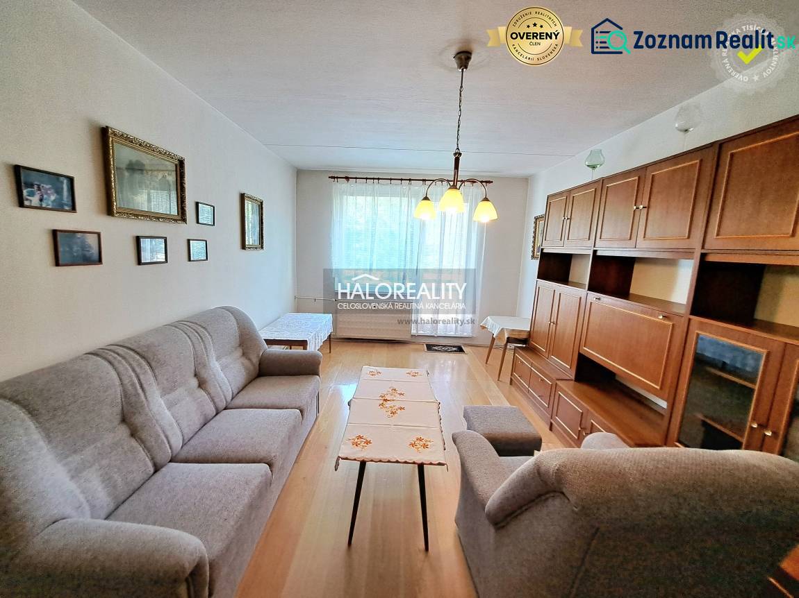 Predaj, trojizbový byt Zvolen, Lipovec, J. Poničana ... - Obývacia izba so svetlom, podlahou s dreveným dekorom a nábytkom v 3-izbovom byte.