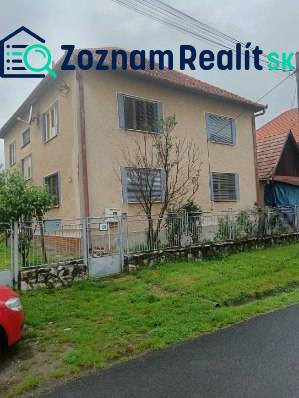 Na predaj rodinný dom Kosihovce - Rodinný dom v Kosihovciach na ulici Kosihovce, s plotom a trávnikom pred domom.