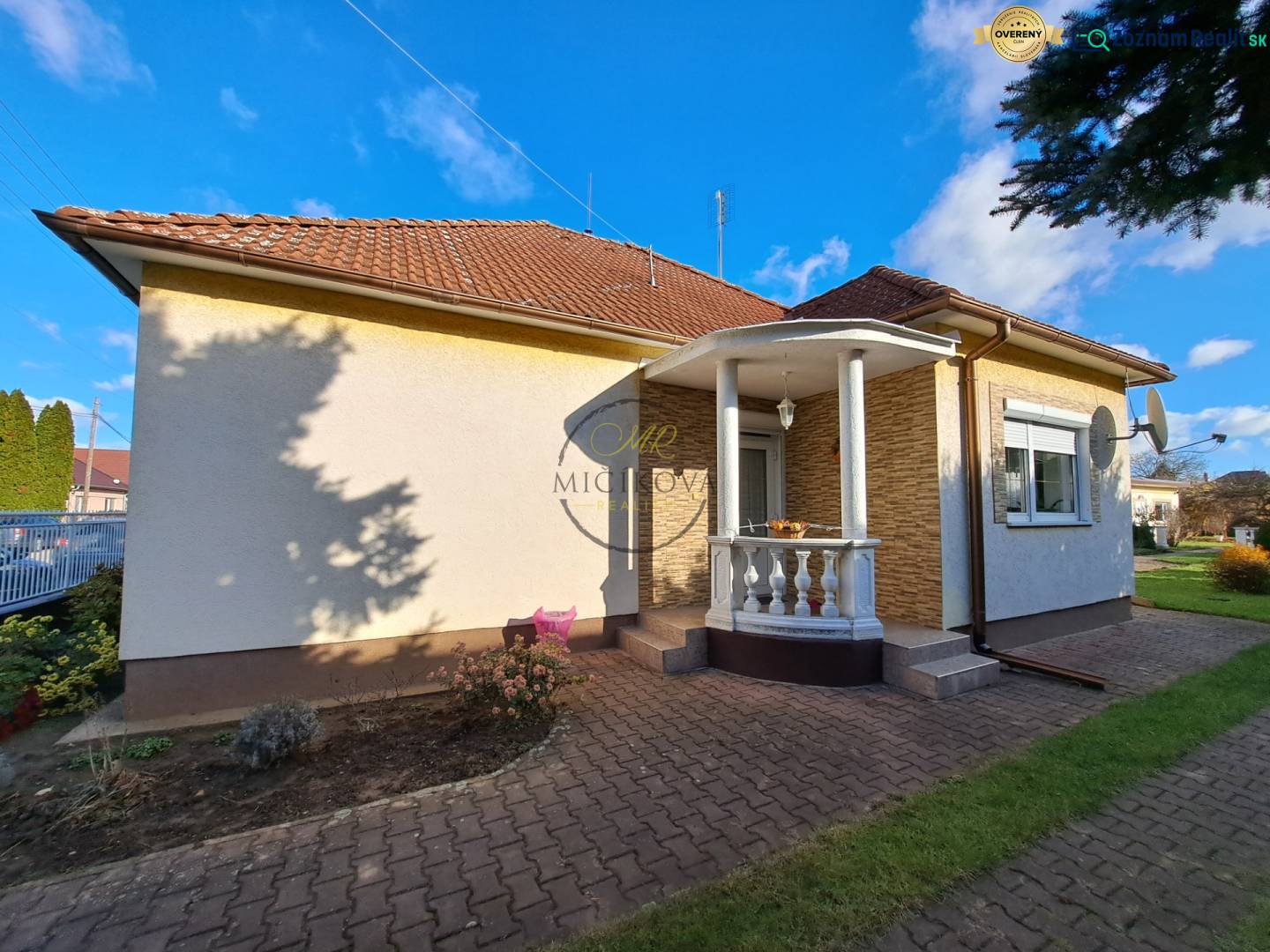 REZERVOVANÉ! Predáme 4-izb. rodinný dom, pozemok 1414 m2, Vráble - Rodinný dom na Bernolákovej ulici vo Vrábľoch s tehlovou strechou a záhradou.